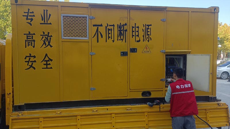 新华柴油发电机组和UPS电源配合使用时，如何避免切换过程中的电力中断？